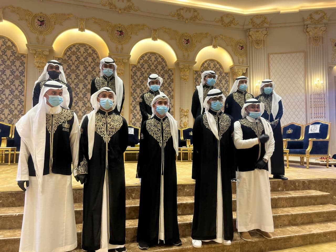 قهوجين وصبابين الرياض بزي تقليدي يقدمون قهوة عربية أصيلة